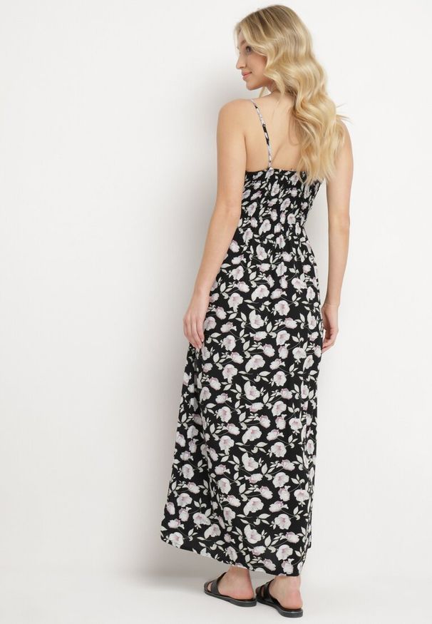 Born2be - Czarna Sukienka Bawełniana Rozkloszowana w Kwiatowy Print na Regulowanych Ramiączkach Rosapia. Typ kołnierza: dekolt w kształcie V. Kolor: czarny. Materiał: bawełna. Długość rękawa: na ramiączkach. Wzór: kwiaty, nadruk. Typ sukienki: rozkloszowane