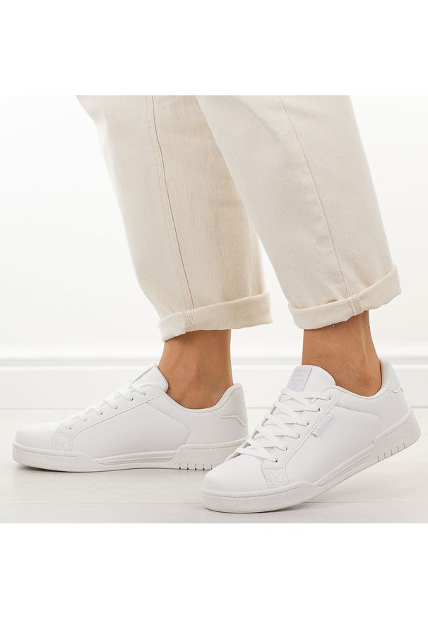 Białe półbuty damskie American Club Rl153. Okazja: na co dzień. Nosek buta: okrągły. Kolor: biały. Materiał: skóra. Szerokość cholewki: normalna. Sezon: wiosna, jesień, lato. Styl: casual, klasyczny, sportowy