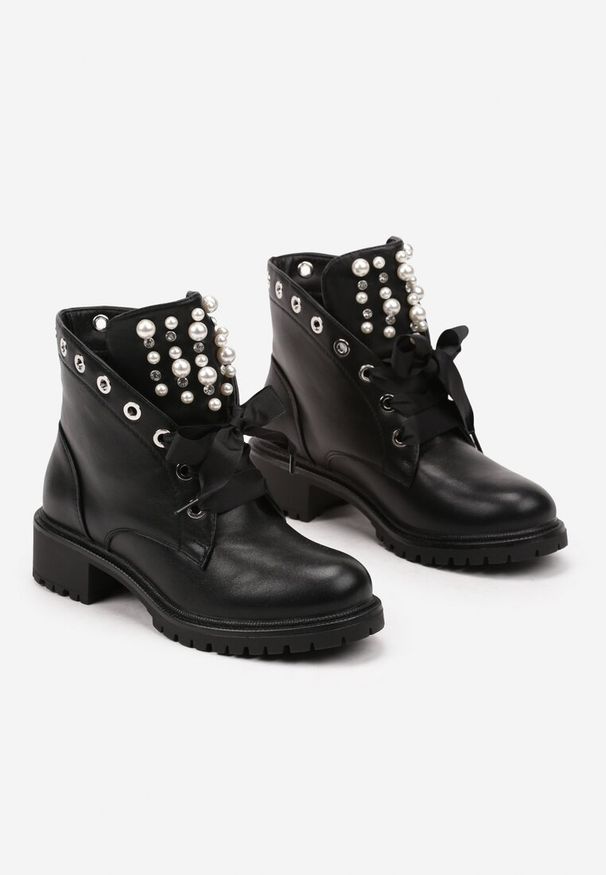 Born2be - Czarne Botki z Językiem Ozdobionym Perełkami i Cyrkoniami Jovirra. Okazja: na co dzień. Kolor: czarny. Materiał: jeans. Wzór: aplikacja. Styl: elegancki, casual, rockowy