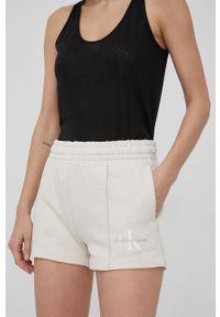 Calvin Klein Jeans szorty bawełniane damskie kolor beżowy gładkie high waist. Okazja: na co dzień. Stan: podwyższony. Kolor: beżowy. Materiał: bawełna. Wzór: gładki. Styl: casual