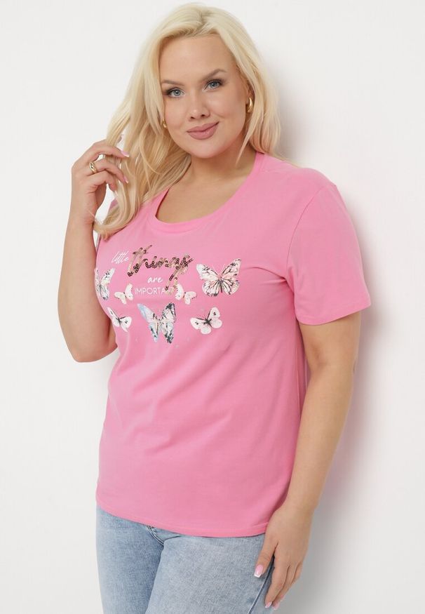 Born2be - Różowy Bawełniany T-shirt Koszulka z Krótkim Rękawem z Nadrukiem i Cyrkoniami Qumara. Kolor: różowy. Materiał: bawełna. Długość rękawa: krótki rękaw. Długość: krótkie. Wzór: nadruk. Styl: klasyczny