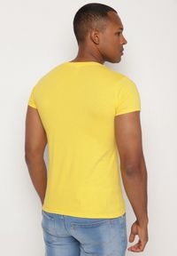Born2be - Żółty Klasyczny T-shirt z Bawełny Fodena. Okazja: na co dzień. Kolor: żółty. Materiał: bawełna. Styl: klasyczny