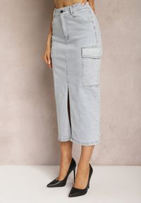 Renee - Jasnoniebieska Jeansowa Spódnica Midi o Fasonie Cargo z Rozcięciem Codie. Okazja: na co dzień. Stan: podwyższony. Kolor: niebieski. Materiał: jeans. Styl: elegancki, casual #3
