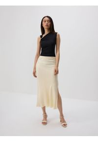 Reserved - Drapowane body z detalem na ramieniu - czarny. Kolor: czarny. Materiał: dzianina #1