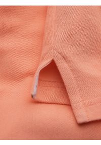 Ombre Clothing - Męska koszulka polo jednokolorowa BASIC z dzianiny pique - brzoskwiniowa V19 - Rozmiar: S. Okazja: na co dzień. Typ kołnierza: polo. Kolor: pomarańczowy. Materiał: dzianina. Wzór: haft, aplikacja, jednolity. Styl: sportowy, wizytowy, casual #3