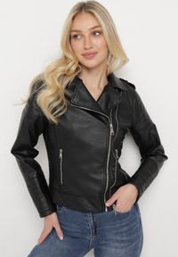 Born2be - Czarna Kurtka Ramoneska z Ekoskóry Zapinana Asymetrycznie na Suwak z Przeszyciami Passaflora. Okazja: na co dzień. Kolor: czarny. Materiał: jeans. Styl: casual, klasyczny, rockowy #5