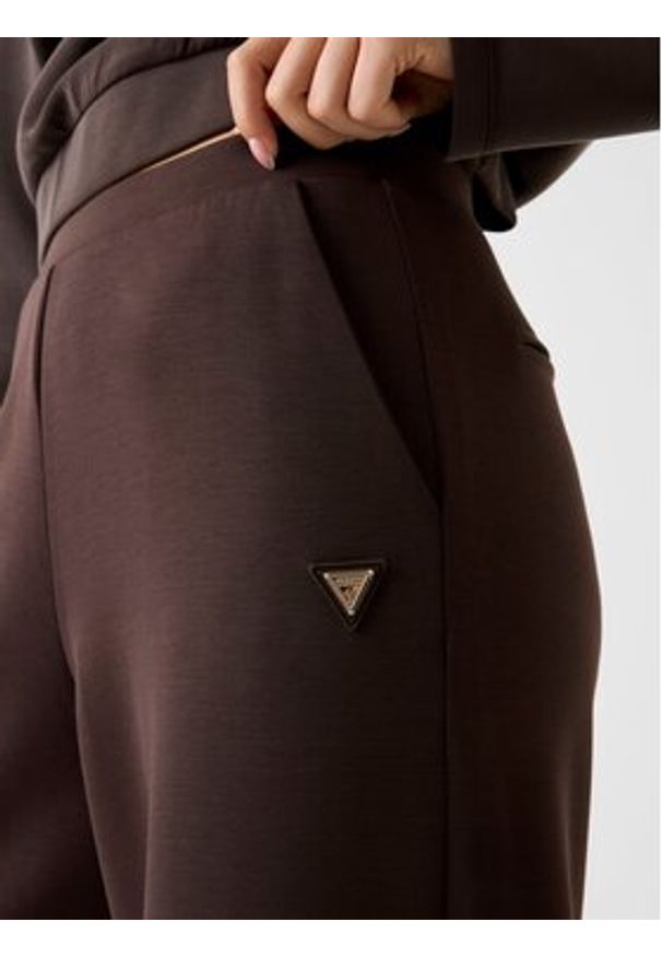 Guess Spodnie materiałowe 166071 Brązowy Slim Fit. Kolor: brązowy. Materiał: syntetyk