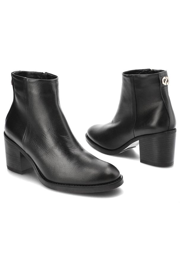 Czarne Botki Damskie Carinii Skórzane Modne Obuwie. Okazja: na co dzień. Kolor: czarny. Materiał: skóra. Szerokość cholewki: normalna. Wzór: aplikacja. Obcas: na obcasie. Styl: casual. Wysokość obcasa: średni