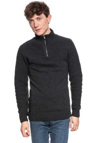 Mustang - MĘSKI SWETER MUSTANG Emil T Cosy 1008643 4151. Typ kołnierza: kołnierzyk stójkowy. Kolor: szary