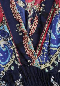 Renee - Granatowa Sukienka o Kopertowym Kroju w Ornamentalny Print Nalori. Okazja: na co dzień. Typ kołnierza: dekolt w serek. Kolor: niebieski. Wzór: nadruk. Typ sukienki: kopertowe. Materiał: materiał. Długość rękawa: krótki rękaw. Styl: boho, wakacyjny, casual. Długość: maxi #3