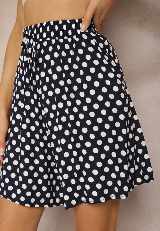 Renee - Granatowe Szorty High Waist z Bawełny o Luźnym Kroju w Kropki Seleviana. Okazja: na co dzień. Stan: podwyższony. Kolor: niebieski. Materiał: bawełna. Wzór: kropki. Styl: retro, elegancki, casual