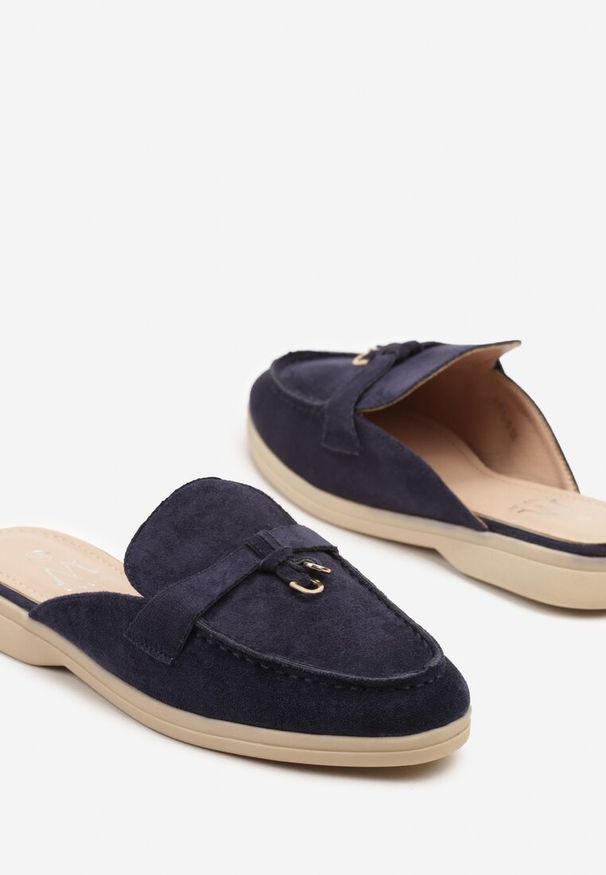 Renee - Granatowe Klapki w Stylu Muli z Ozdobą i Przeszyciami Silfia. Kolor: niebieski. Materiał: jeans. Wzór: aplikacja. Obcas: na obcasie. Styl: elegancki. Wysokość obcasa: niski
