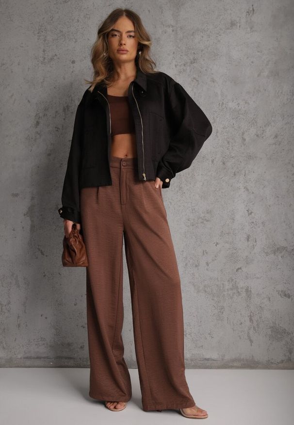 Renee - Czarna Kurtka Bomberka Oversize z Paskami przy Rękawach Lann. Okazja: na co dzień. Typ kołnierza: dekolt gorset. Kolor: czarny. Materiał: poliester, jeans. Sezon: wiosna. Styl: casual