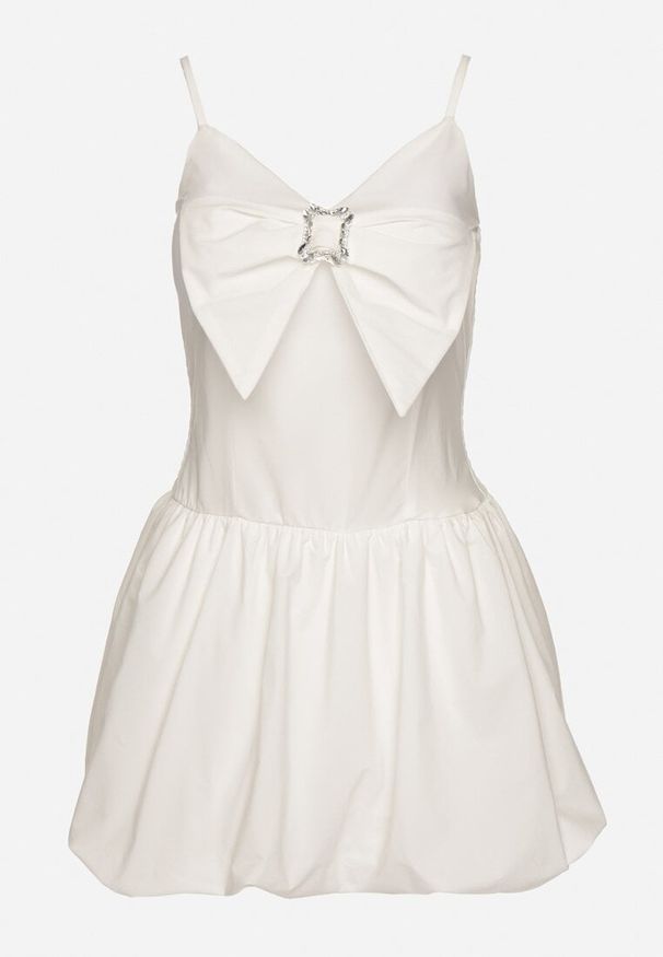 Born2be - Biała Sukienka Bombka na Cienkich Ramiączkach z Kokardą i Cyrkoniami Paliandria. Okazja: na imprezę. Typ kołnierza: kokarda. Kolor: biały. Długość rękawa: na ramiączkach. Wzór: aplikacja. Sezon: lato. Typ sukienki: bombki. Styl: elegancki