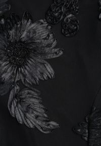 Renee - Czarna Wieczorowa Sukienka z Siateczki z Gorsetowym Wiązaniem na Plecach Cezenna. Okazja: na co dzień. Typ kołnierza: dekolt gorset. Kolor: czarny. Wzór: aplikacja, kwiaty. Typ sukienki: gorsetowe. Styl: wizytowy #2