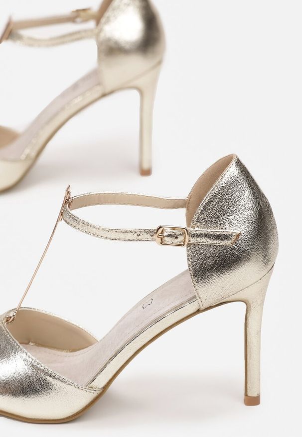 Born2be - Złote Sandały Prisertise. Zapięcie: sprzączka. Kolor: złoty. Materiał: skóra. Wzór: aplikacja. Obcas: na obcasie. Styl: wizytowy. Wysokość obcasa: średni