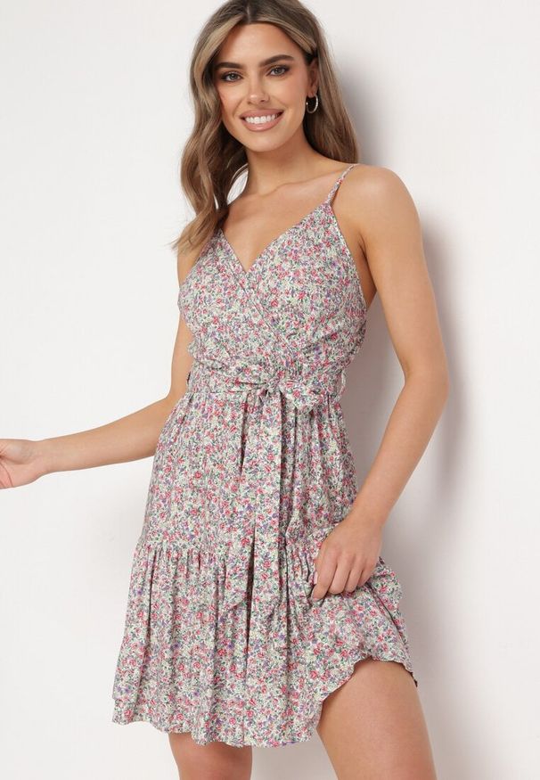 Born2be - Biało-Różowa Sukienka z Wiskozy Porthos. Kolor: biały. Materiał: wiskoza. Długość rękawa: na ramiączkach. Wzór: kwiaty. Sezon: lato. Typ sukienki: kopertowe. Długość: mini