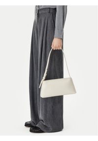 Calvin Klein Torebka Embossed Logo Shoulder Bag K60K612550 Écru. Kolor: kremowy. Materiał: skórzane