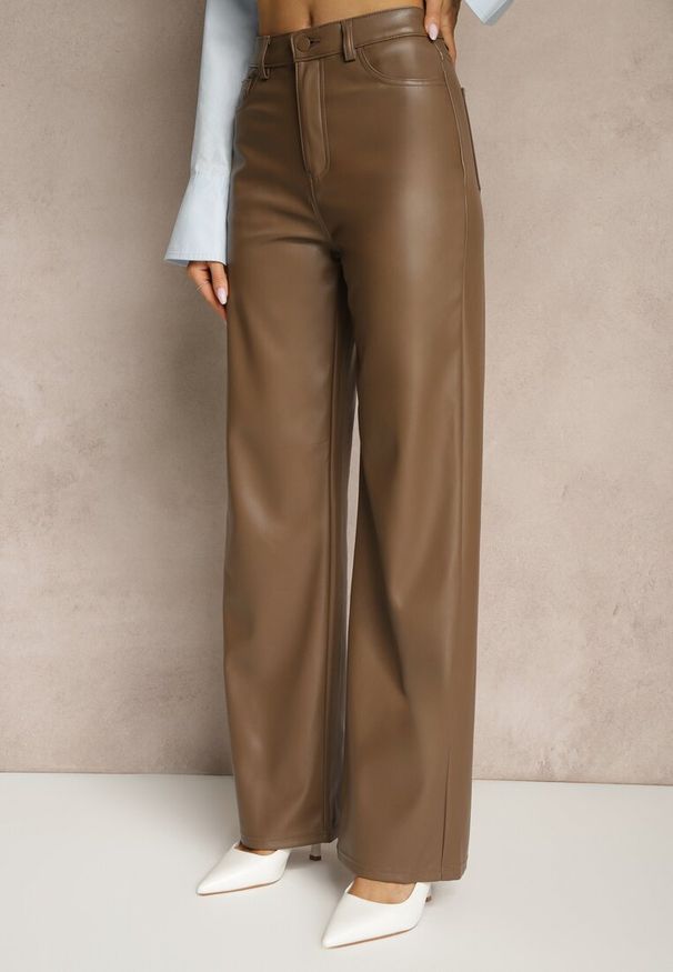 Renee - Jasnobrązowe Szerokie Spodnie High Waist z Imitacji Skóry Curbelo. Stan: podwyższony. Kolor: brązowy. Materiał: skóra
