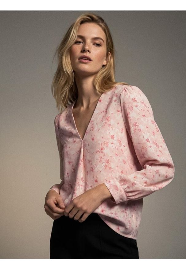 Sinsay - Bluzka koszulowa z dekoltem V w kwiaty z wiskozy - różowy. Kolor: różowy. Materiał: wiskoza. Wzór: kwiaty
