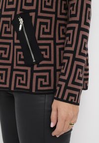Born2be - Brązowy Sweter z Półgolfem o Geometrycznym Wzorze i Ozdobnymi Suwakami Waqaia. Kolor: brązowy. Materiał: dzianina. Wzór: geometria. Sezon: jesień, zima #3