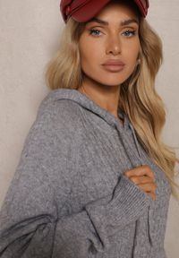 Renee - Szara Sukienka Sweterkowa z Kapturem Ozdobiona Sznurkami Ittilina. Okazja: na co dzień. Typ kołnierza: kaptur. Kolor: szary. Materiał: jeans. Wzór: aplikacja. Styl: casual