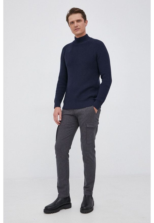 Selected Sweter bawełniany męski kolor granatowy z półgolfem. Okazja: na co dzień. Kolor: niebieski. Materiał: bawełna. Długość rękawa: raglanowy rękaw. Styl: casual