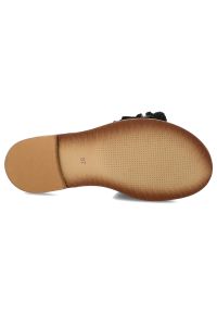 Klapki damskie Armodo, cholewka ze skóry naturalnej licowej z szerokim paskiem z przodu ozdobna aplikacja, brązowe, 40477. Kolor: brązowy. Materiał: skóra. Wzór: aplikacja #4