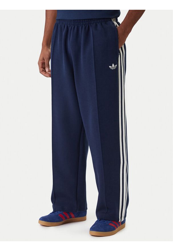 Adidas - adidas Spodnie dresowe adicolor Spacer Track KD4087 Granatowy Baggy Fit. Kolor: niebieski. Materiał: bawełna. Sport: turystyka piesza