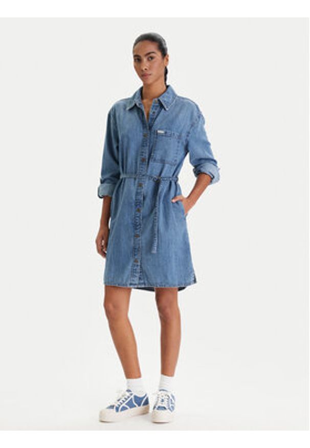 Guess Jeans Sukienka jeansowa W6RK26 D5M81 Niebieski Regular Fit. Kolor: niebieski. Materiał: jeans, bawełna