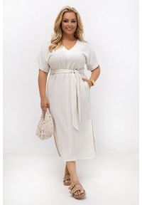 Moda Size Plus Iwanek - Sukienka kimonowa ecru Mila z paskiem | 100% wiskoza | PLUS SIZE OVERSIZE LATO. Okazja: na co dzień, do pracy, na spacer. Typ kołnierza: dekolt w kształcie V. Kolekcja: plus size. Materiał: wiskoza. Sezon: lato. Typ sukienki: oversize, dla puszystych. Styl: wakacyjny, casual, elegancki. Długość: midi #1