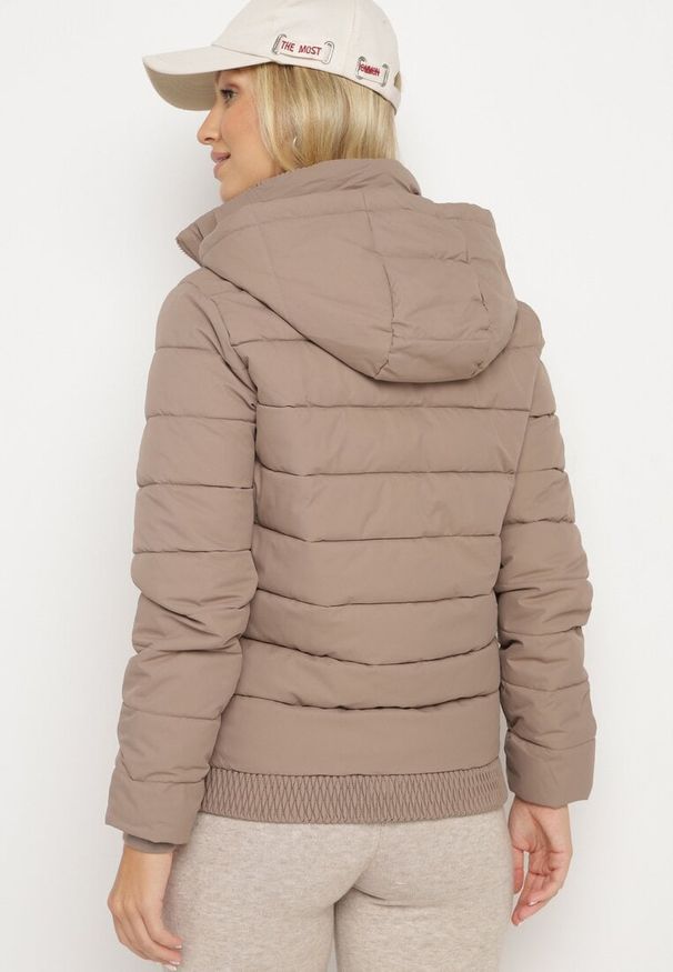 Born2be - Ciemnobeżowa Pikowana Kurtka ze Ściągaczem w Pasie i Odpinanym Kapturem Valentissa. Okazja: na co dzień. Kolor: beżowy. Materiał: jeans. Styl: klasyczny, casual