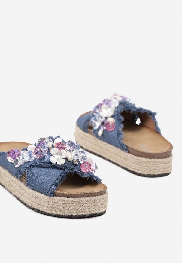Renee - Niebieskie Klapki na Platformie w Stylu Boho z Aplikacjami i Plecionką Rissona. Okazja: na co dzień. Nosek buta: otwarty. Kolor: niebieski. Materiał: jeans. Wzór: aplikacja. Sezon: lato. Obcas: na platformie. Styl: boho