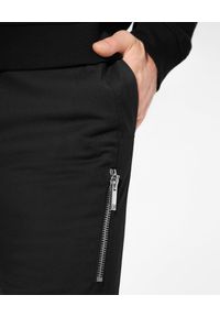 Les Hommes - LES HOMMES - Czarne spodnie ze skórzanymi wstawkami. Kolor: czarny. Materiał: skóra. Wzór: aplikacja #4