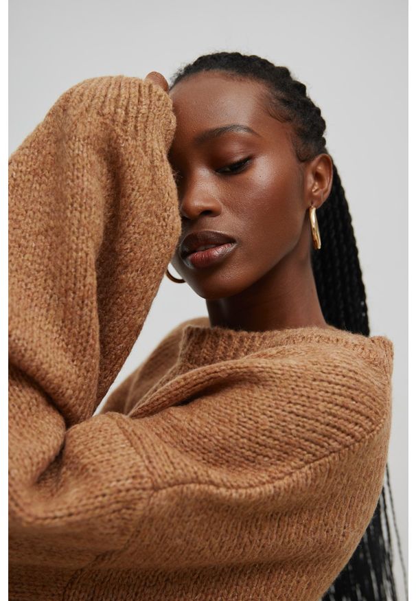 Marsala - Sweter oversize z bufiastymi rękawami w kolorze CAMEL - RIVERO. Okazja: na co dzień. Materiał: wełna, akryl, skóra. Sezon: zima, lato, jesień, wiosna. Styl: casual