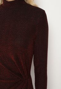 Born2be - Bordowa Dopasowana Sukienka z Wiskozą Ozdobiona Marszczeniem i Rozcięciem z Boku Lilindra. Okazja: na co dzień. Kolor: czerwony. Materiał: wiskoza. Wzór: aplikacja. Typ sukienki: dopasowane. Styl: casual #6