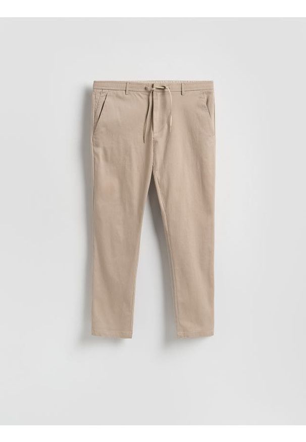 Reserved - Spodnie joggery - beżowy. Kolor: beżowy. Materiał: tkanina, bawełna