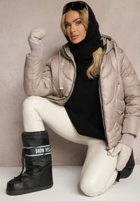 Renee - Ciemnobeżowa Pudełkowa Kurtka z Pikowanymi Przeszyciami i Kapturem Semirielle. Okazja: na co dzień. Kolor: beżowy. Materiał: jeans. Długość rękawa: długi rękaw. Długość: długie. Styl: casual, elegancki