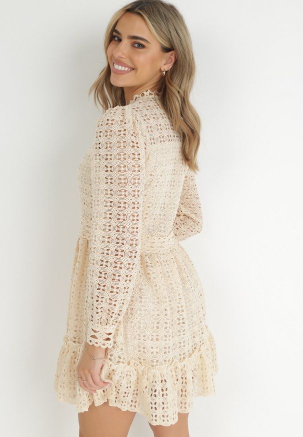 Born2be - Jasnobeżowa Koronkowa Sukienka Mini z Falbanką Kamari. Kolor: beżowy. Materiał: koronka. Wzór: gładki. Sezon: wiosna, lato. Długość: mini