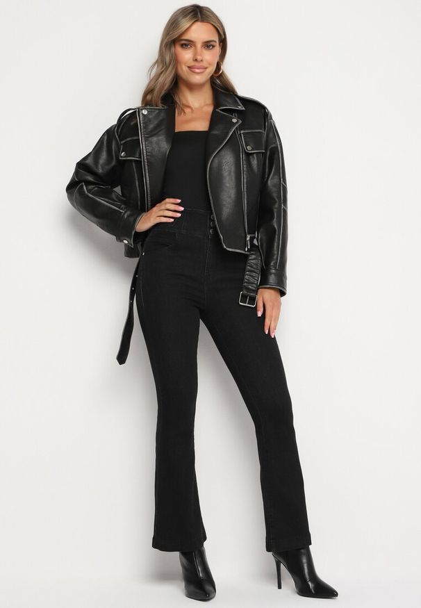 Born2be - Czarne Jeansy Dzwony z Bawełną z Wysokim Stanem Ozdobione Guzikami Nevilisa. Okazja: na co dzień. Stan: podwyższony. Kolor: czarny. Długość: długie. Wzór: aplikacja. Styl: casual, elegancki, klasyczny