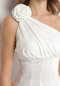 Born2be - Biała Satynowa Asymetryczna Sukienka Ozdobiona Kwiatem 3D Izaiva. Okazja: na imprezę. Kolor: biały. Materiał: satyna. Wzór: aplikacja, kwiaty. Sezon: lato. Typ sukienki: asymetryczne. Styl: klasyczny, elegancki #5