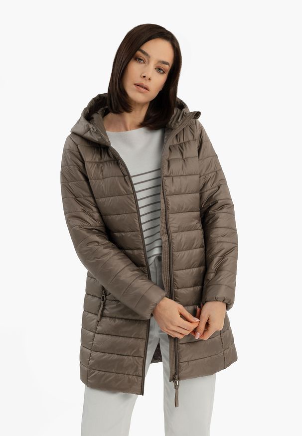 Volcano - Lekki pikowany płaszcz J-SALAMA. Typ kołnierza: kołnierzyk stójkowy, kaptur. Kolekcja: plus size. Materiał: poliester, materiał. Długość: długie. Sezon: wiosna, jesień