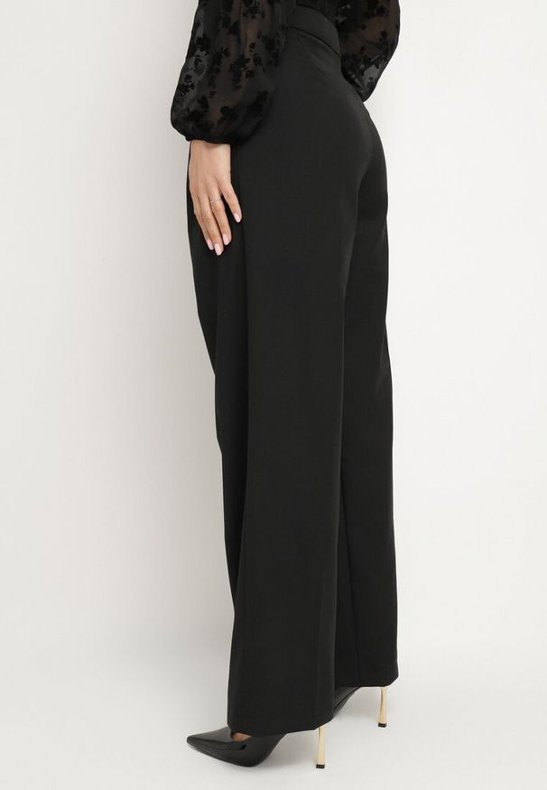 Born2be - Czarne Szerokie Spodnie Garniturowe High Waist Nalinas. Okazja: do pracy. Stan: podwyższony. Kolor: czarny. Wzór: aplikacja. Styl: klasyczny, elegancki