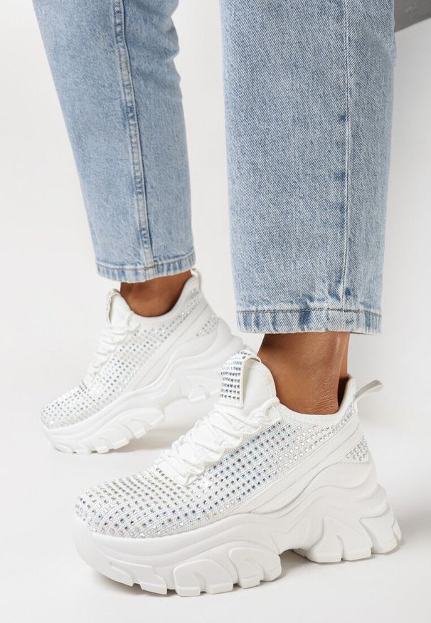 Born2be - Białe Sneakersy na Grubej Podeszwie Ozdobione Cyrkoniami Nallua. Okazja: na co dzień, na spacer. Kolor: biały. Wzór: aplikacja. Sport: turystyka piesza
