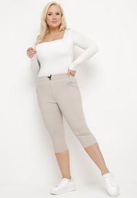 Born2be - Beżowe Spodnie 3/4 z Gumką w Pasie i Troczkiem Ozdobione Cyrkoniami Nazairia. Okazja: na co dzień. Kolor: beżowy. Wzór: aplikacja. Styl: casual #5