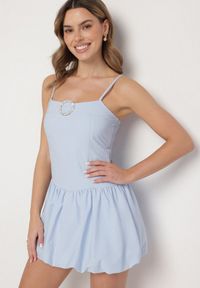 Born2be - Jasnoniebieska Sukienka Typu Bombka z Cyrkoniową Klamrą z Podszewką Typu Szorty Nessim. Okazja: na imprezę. Kolor: niebieski. Długość rękawa: na ramiączkach. Sezon: lato. Typ sukienki: bombki. Styl: elegancki #1