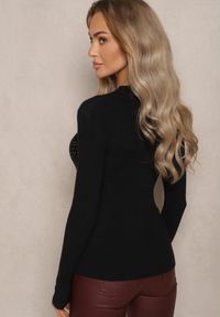 Renee - Czarny Prążkowany Sweter z Bawełną Ozdobiony Cyrkoniami Romilea. Okazja: na imprezę, na co dzień. Kolor: czarny. Materiał: prążkowany, bawełna. Długość rękawa: długi rękaw. Długość: długie. Wzór: aplikacja. Styl: klasyczny, casual, elegancki