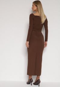 Born2be - Brązowa Dopasowana Sukienka z Ozdobnym Marszczeniem Trenem i Rozcięciem Alutria. Okazja: na wesele, na ślub cywilny. Kolor: brązowy. Długość rękawa: długi rękaw. Typ sukienki: dopasowane #5