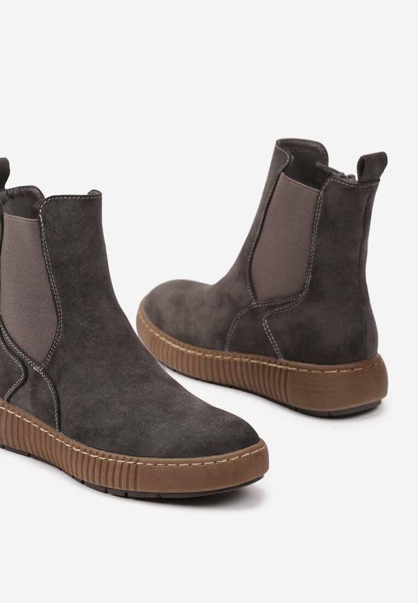 Renee - Szare Botki Sztyblety na Płaskiej Podeszwie Ozdobionej Tłoczeniem Lemitana. Kolor: szary. Materiał: jeans, guma. Wzór: aplikacja. Obcas: na płaskiej podeszwie. Styl: elegancki