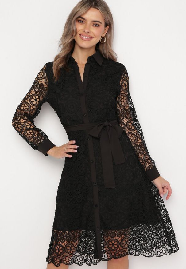Born2be - Czarna Koszulowa Rozkloszowana Sukienka Midi z Paskiem i Ozdobną Koronką oraz Guzikami Casuva. Okazja: na imprezę. Kolor: czarny. Materiał: koronka. Wzór: koronka. Typ sukienki: koszulowe. Styl: elegancki, klasyczny, wizytowy. Długość: midi